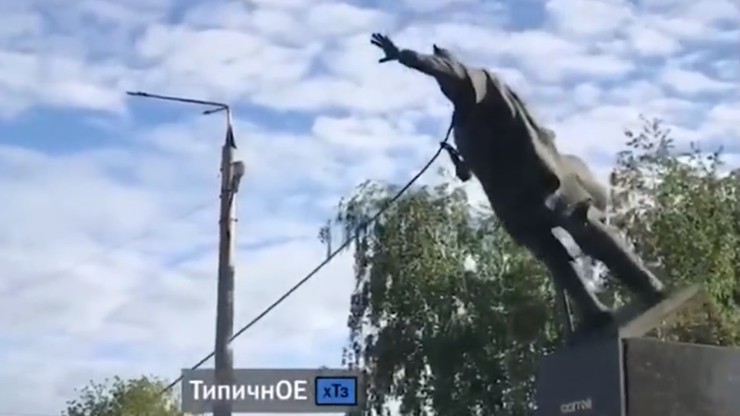 Wojna w Ukrainie. W Charkowie z cokołu zrzucono posąg Aleksandra Newskiego