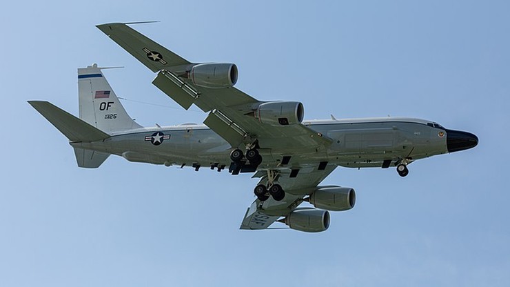 Morze Południowochińskie. Chiński J-11 zbliżył się do amerykańskiego RC-135 na odległość 6 metrów