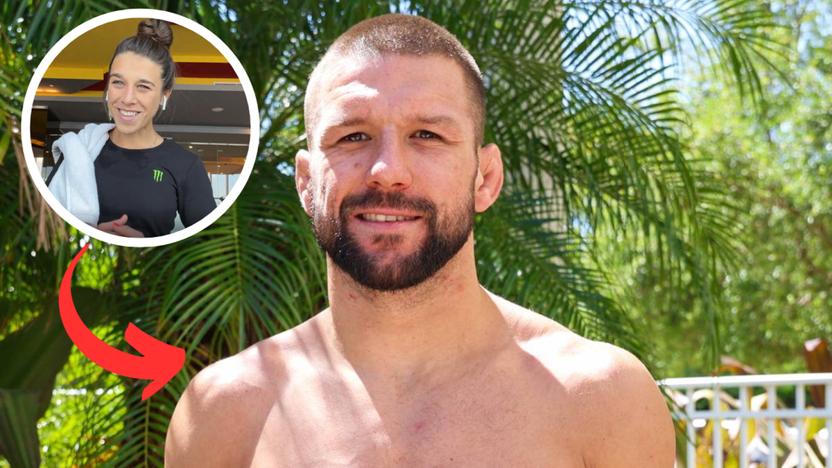 Portret mężczyzny z tatuażem na ramieniu i uśmiechem na twarzy, z mniejszym zdjęciem kobiety w k&oacute;łku po lewej stronie i czerwoną strzałką wskazującą na nią.