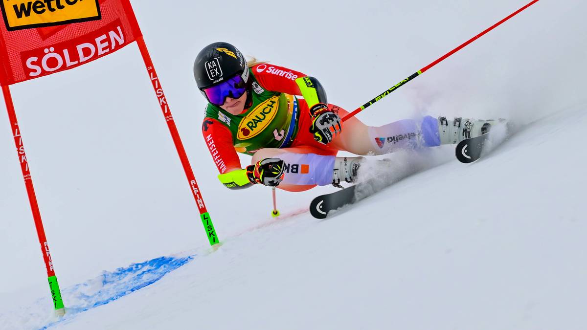 Narciarka alpejska Lara Gut-Behrami w trakcie zjazdu, pochylona na nartach, z kijkami w rękach.