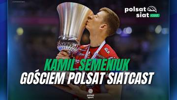 Siatkarz Kamil Semeniuk całujący puchar, z napisem "KAMIL SEMENIUK GOŚCIEM POLSAT SIATCAST".