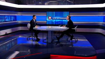 Dw&oacute;ch mężczyzn siedzi przy stole w studiu telewizyjnym podczas nagrania programu "Gość Wydarzeń".