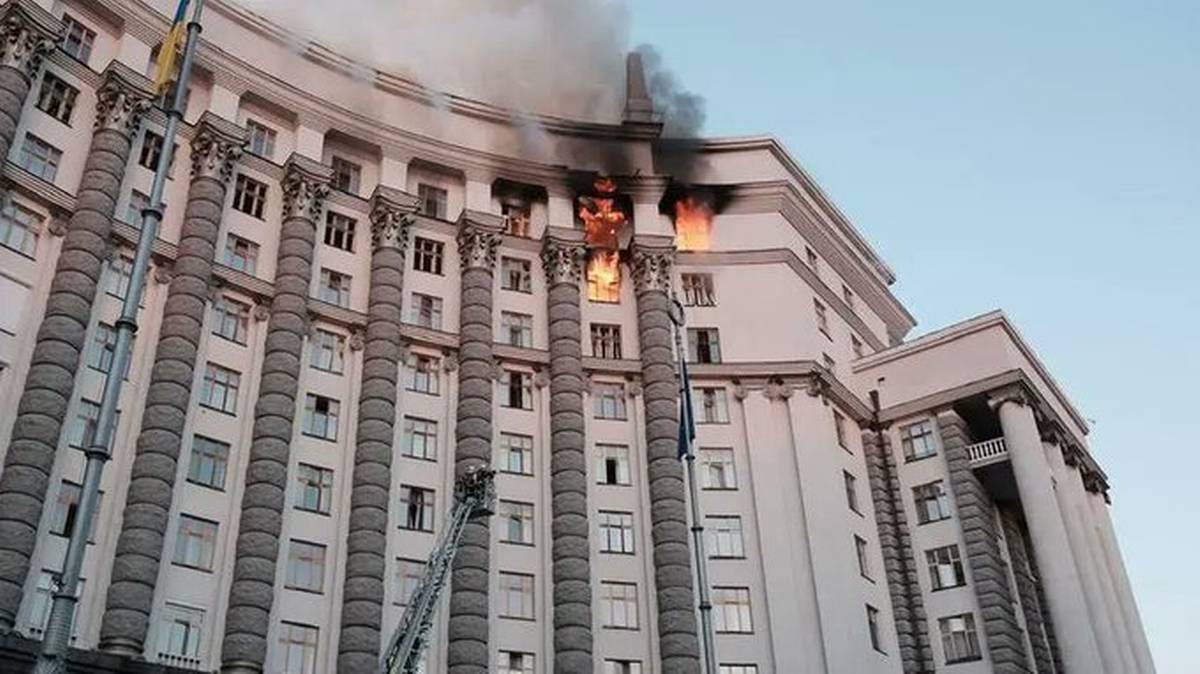 "Pierwszy raz od początku wojny". Rosjanie uderzyli w siedzibę rządu