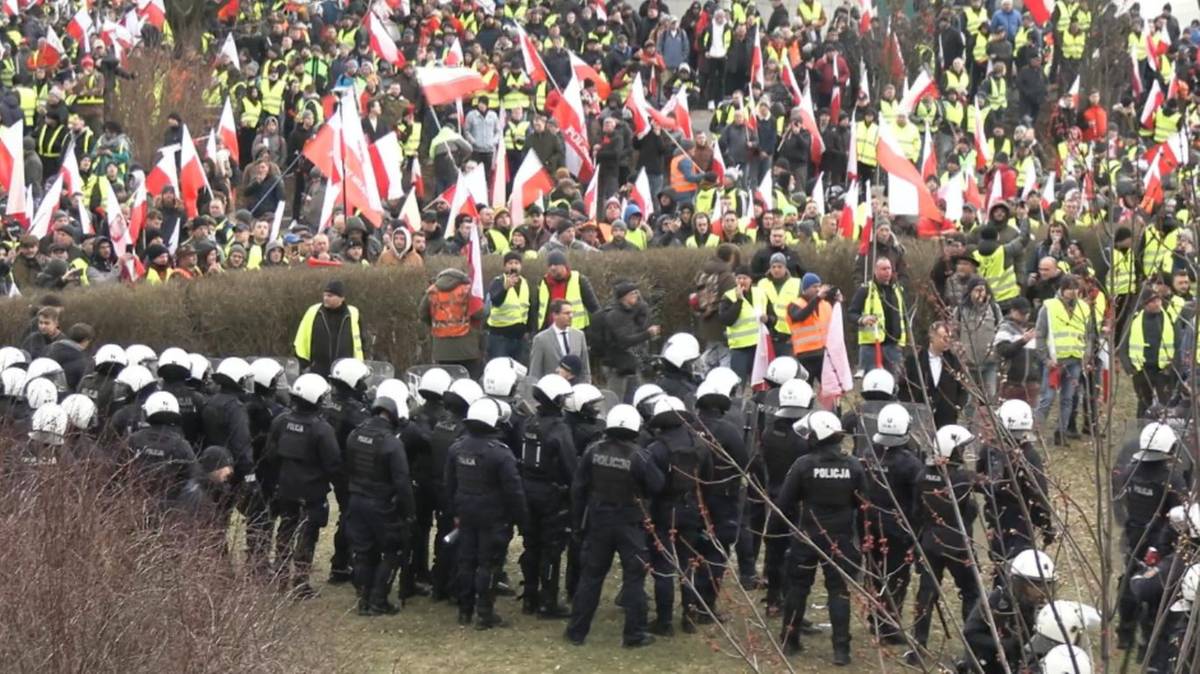 Starcia na proteście rolników w Warszawie. Policjant poniósł konsekwencje