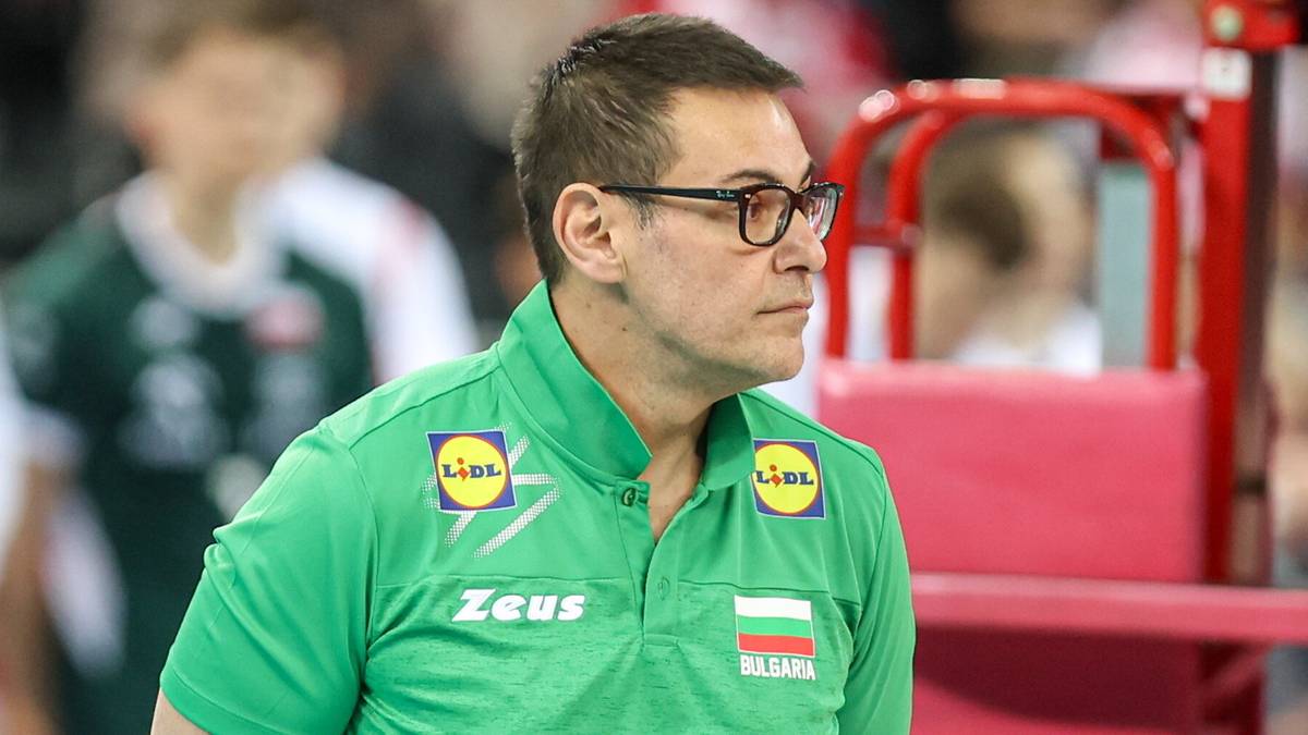Mężczyzna w zielonej koszulce z flagą Bułgarii na piersi, w okularach.
