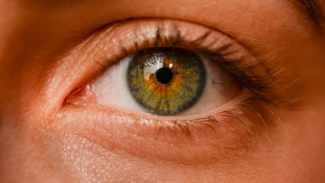 Naukowcy odkryli zmiany w oczach u chorych na Covid-19