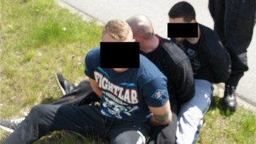 "Robotnicy drogowi" z maczetami i siekierami. Policjanci zapobiegli starciu kiboli z Łodzi