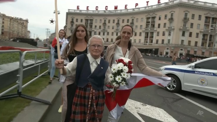 "Babuszka z flagą" symbolem protestów na Białorusi. "Dopóki nie mam Alzheimera, będę wychodzić"