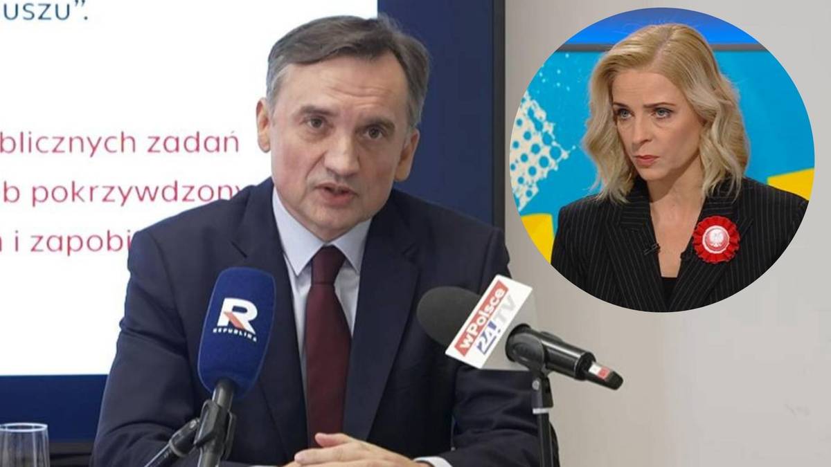 Mężczyzna z mikrofonem w ręku, kobieta w okręgu w tle.