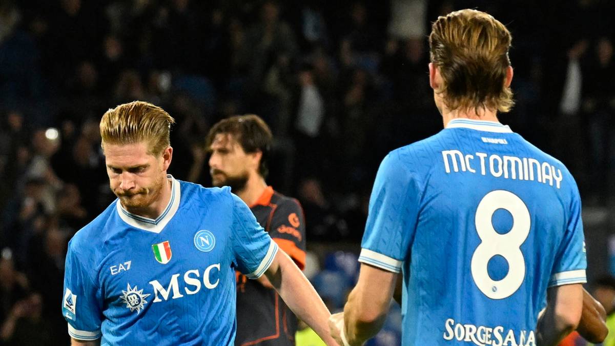 Piłkarze w niebieskich koszulkach podczas meczu, jeden z nich odwrócony plecami z numerem 8 na koszulce.