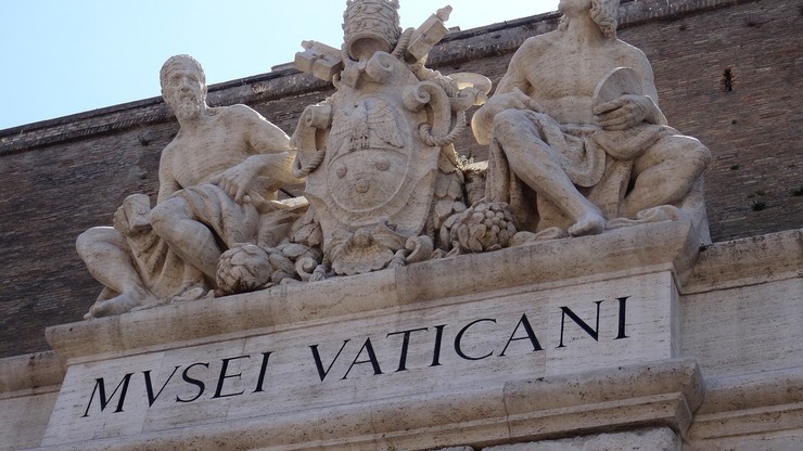 "Dantejski krąg piekielny" w Watykanie. Niezorganizowane tłumy w otwartych muzeach