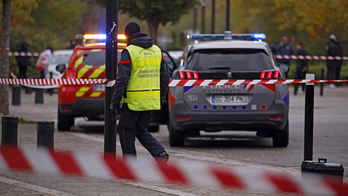 Panika na przedmieściach Paryża. Mężczyzna otworzył ogień z karabinu maszynowego