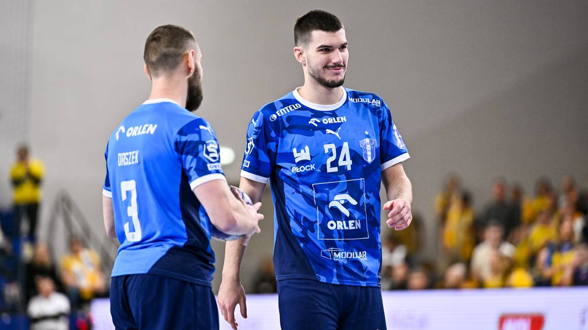 Dwóch zawodników Orlen Wisły Płock w niebieskich strojach meczowych, jeden z numerem 3, drugi z numerem 24, stoją na boisku.