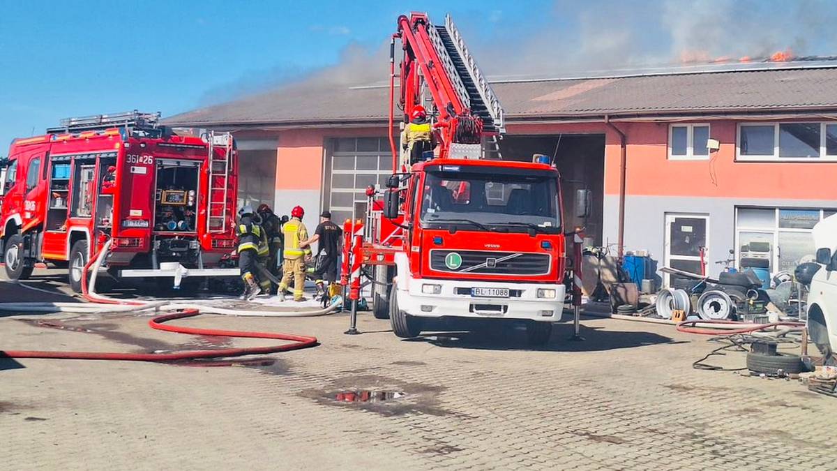 Ogromny pożar zabudowań mieszkalnych i gospodarczych. Trwa akcja strażaków