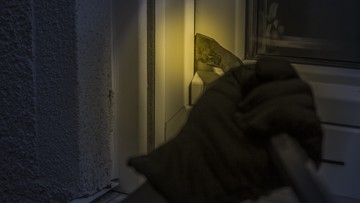 Włamywacz zasnął w okradanym mieszkaniu. Obudzili go policjanci