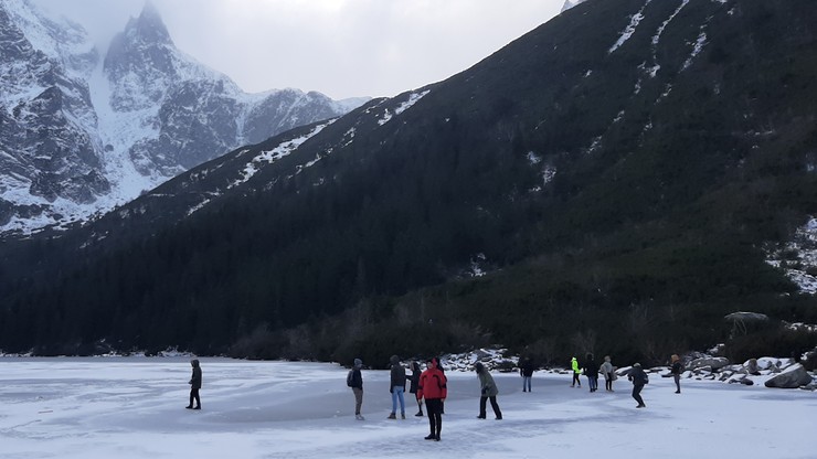"Ludzie zachowują się jak barany". Turyści spacerują po lodzie na Morskim Oku