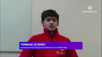 Tomasz Le Khac, reprezentant Polski w gimnastyce sportowej, w czerwonej bluzie.