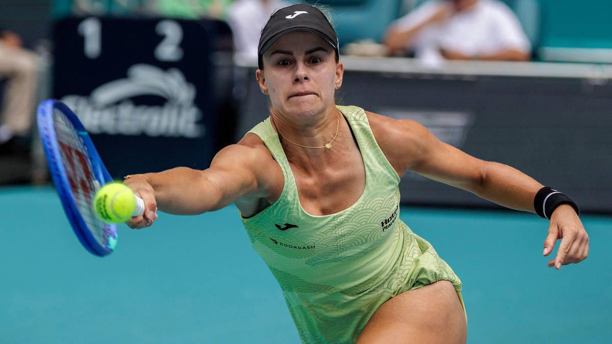 Tenisistka podaje piłkę podczas meczu.