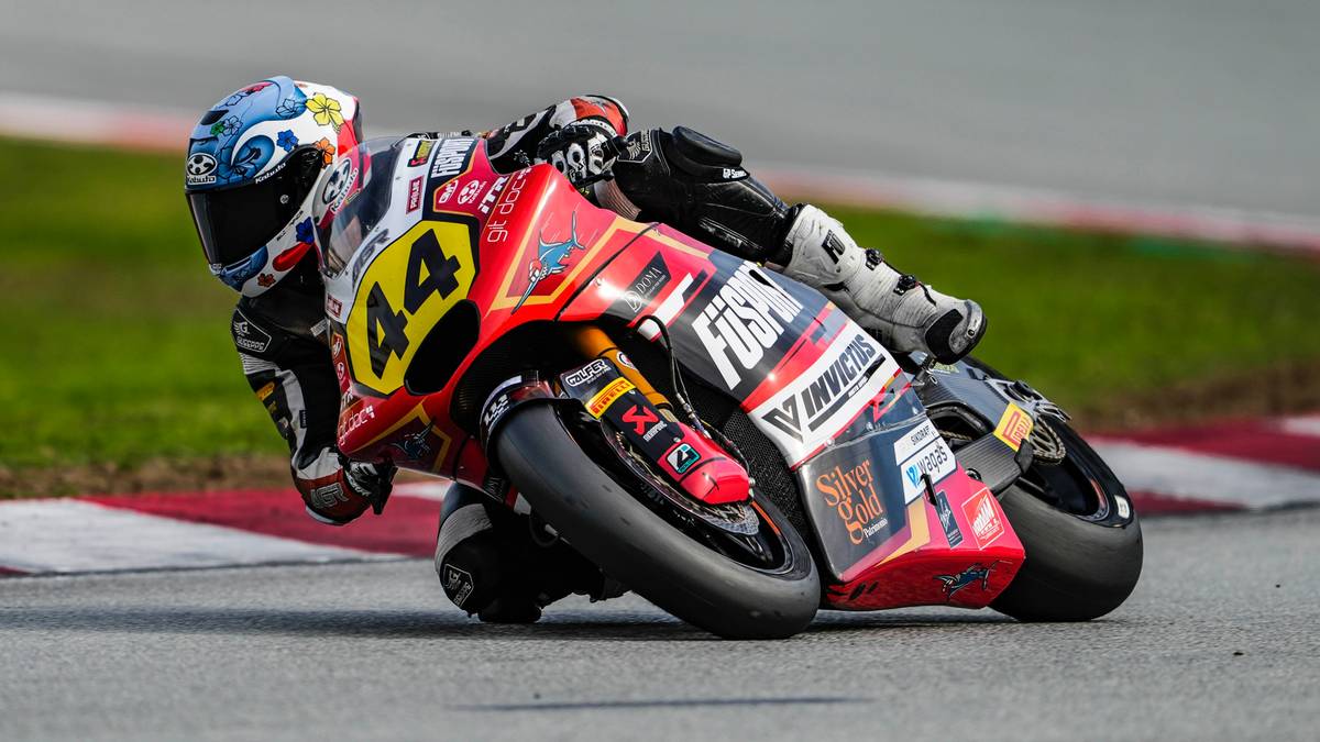 Motocyklista Milan Pawelec w barwach zespołu AGR ścigający się na torze podczas zawodów Moto2.