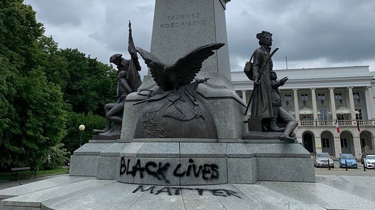 Na cokole pomnika namalowano napis nawiązujący do protestów w USA