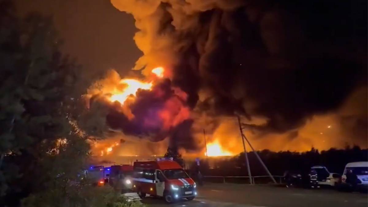 Ogromny pożar w Petersburgu. "Czwarty poziom zagrożenia", ogień przysłania niebo