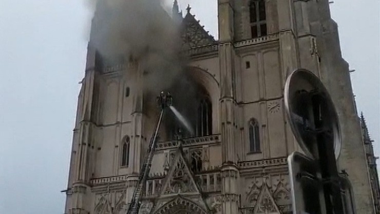Pożar katedry w Nantes. Śledczy zakładają, że świątynię podpalono