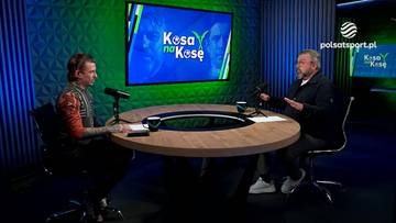 Dw&oacute;ch mężczyzn siedzi przy okrągłym stole w studiu telewizyjnym. Na ekranie w tle widoczny jest napis "Kosa na Kosę".
