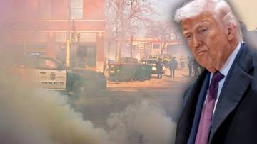Zdjęcie przedstawia fragment twarzy Donalda Trumpa z prawej strony. Po lewej stronie widoczna jest scena uliczna z dymem i radiowozem policyjnym.