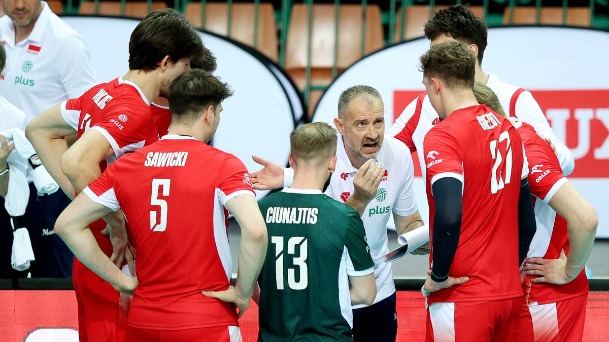 Trener Nikola Grbić rozmawia z grupą młodych siatkarzy w trakcie meczu.