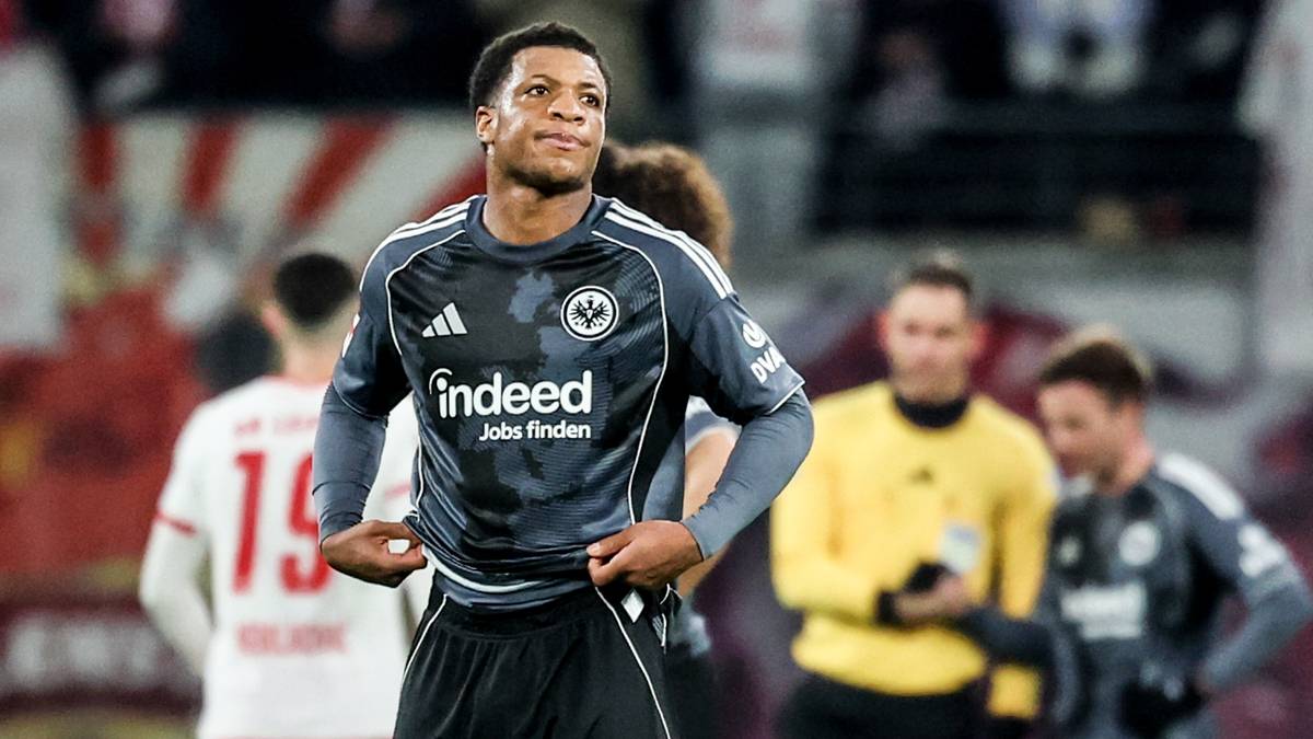 Piłkarz Eintrachtu Frankfurt w ciemnym stroju z numerem 31 na plecach, patrzący w bok z lekko uniesioną głową.