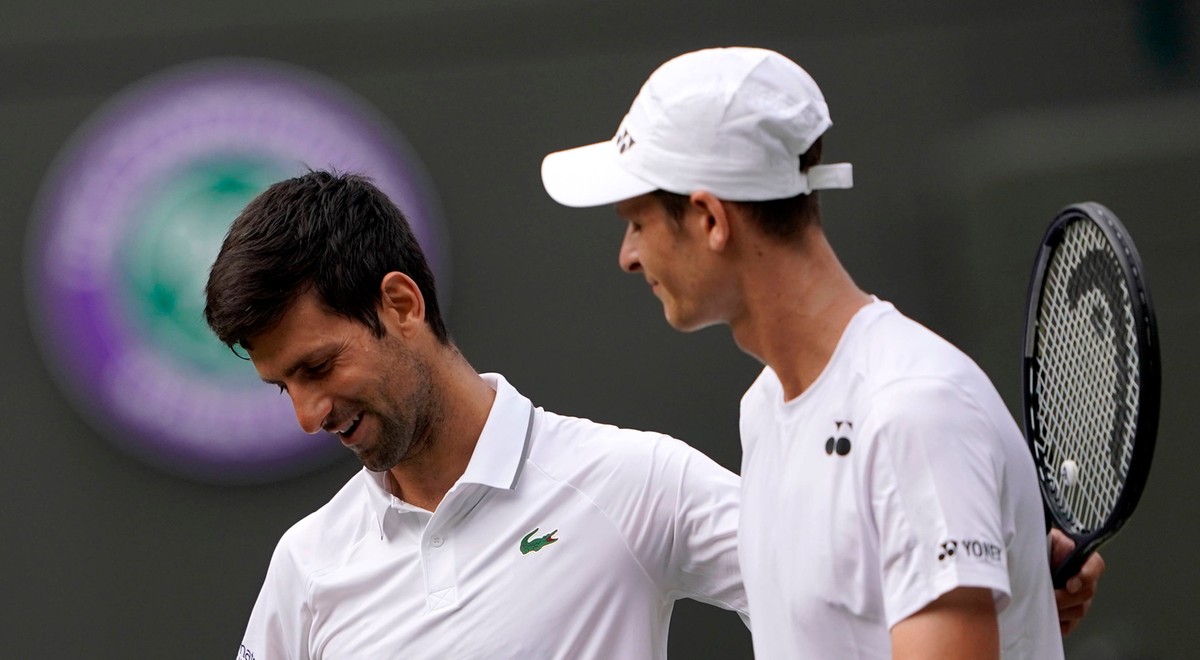 Jogo entre Djokovic e Hurkacz em Wimbledon é suspenso neste domingo; saiba  mais