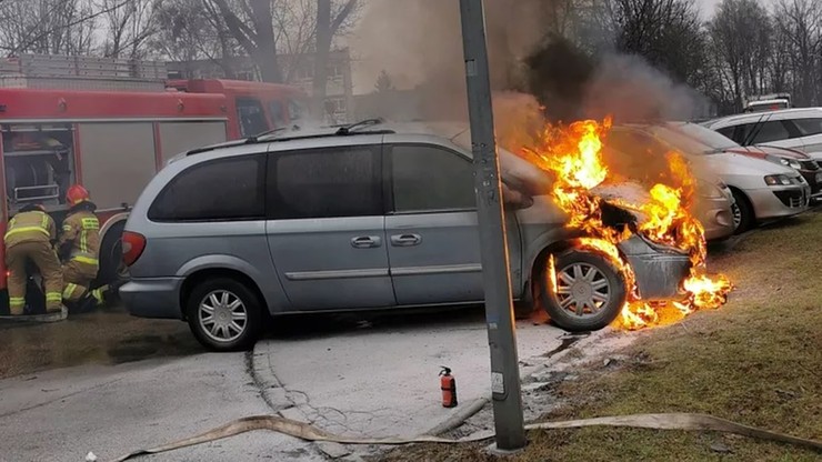 Pożar samochodu na Mokotowie w Warszawie. Strażnicy miejscy walczyli z płomieniami
