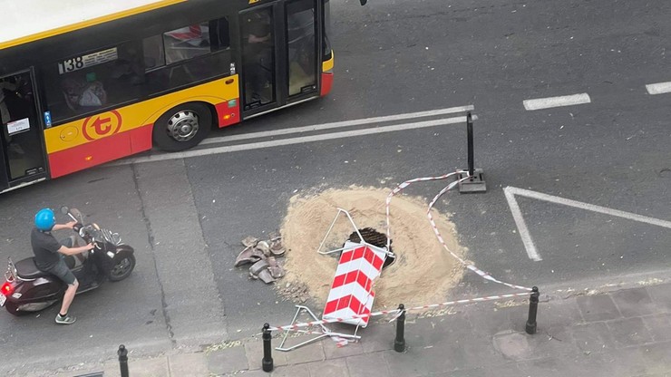 Warszawa. Na ulicy Madalińskiego pojawiła się dziura. "Komuś może stać się krzywda"