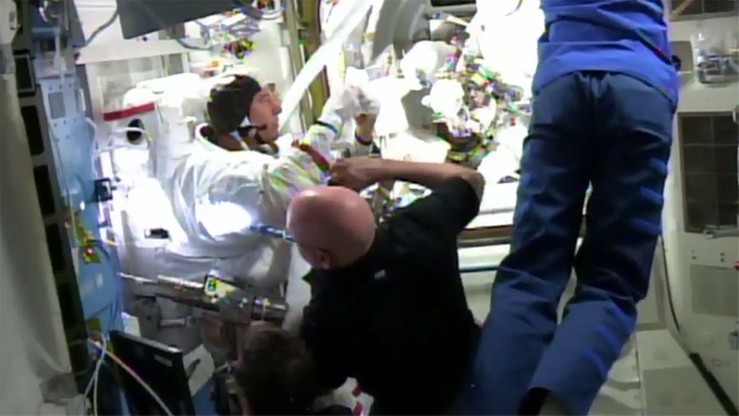 Kosmiczny spacer skrócony z powodu wody w hełmie astronauty