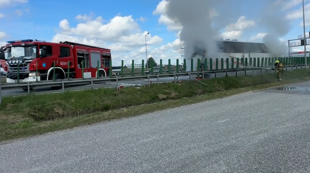 Warszawa. Pożar autokaru na wysokości Starych Babic. Pojazdem podróżowały dzieci