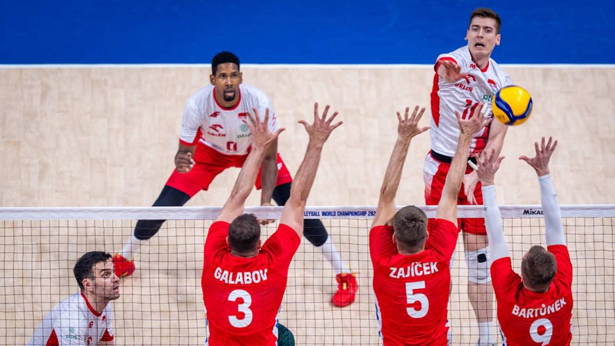 Mecz siatkówki między Polską a Czechami. Gracze w czerwonych i białych strojach walczą o piłkę na siatce.