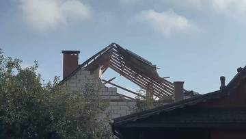 Uszkodzony dom w Wyrykach. MON złożyło deklaracje