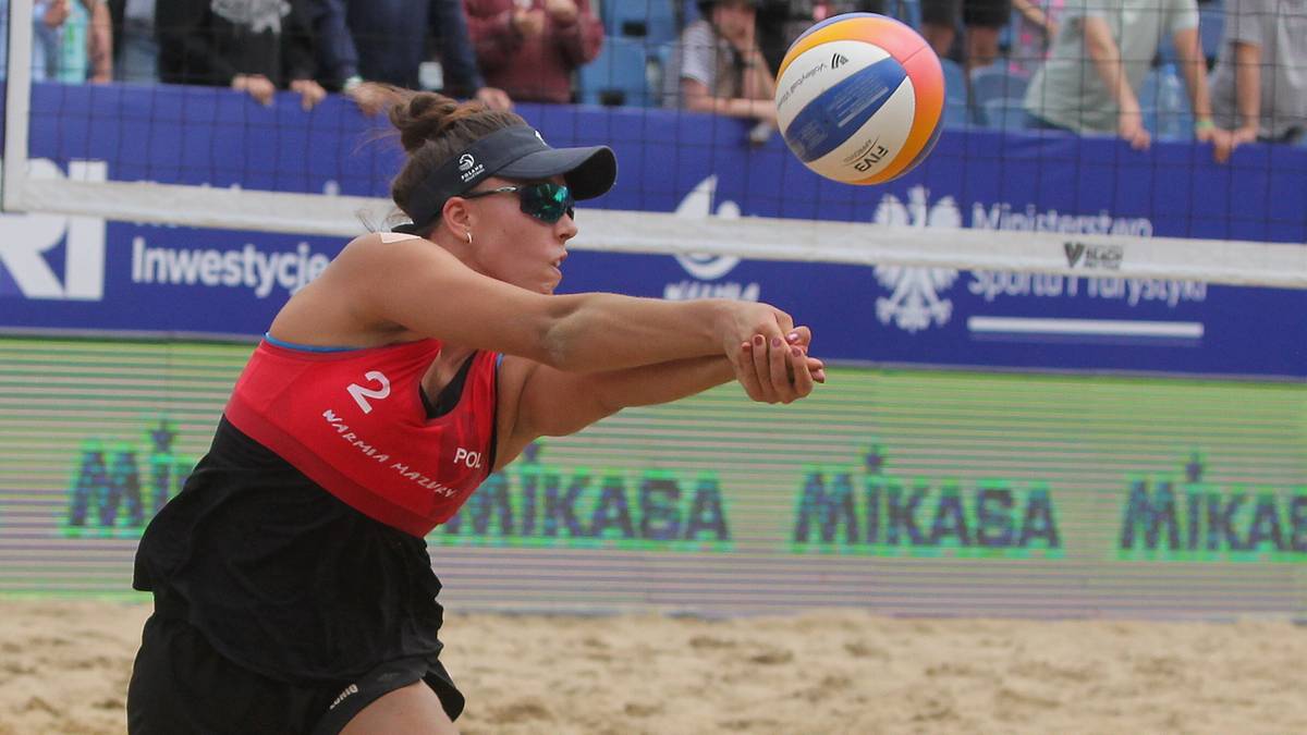 Siatkarka plażowa Natalia Okła wykonuje zagranie obronne z piłką