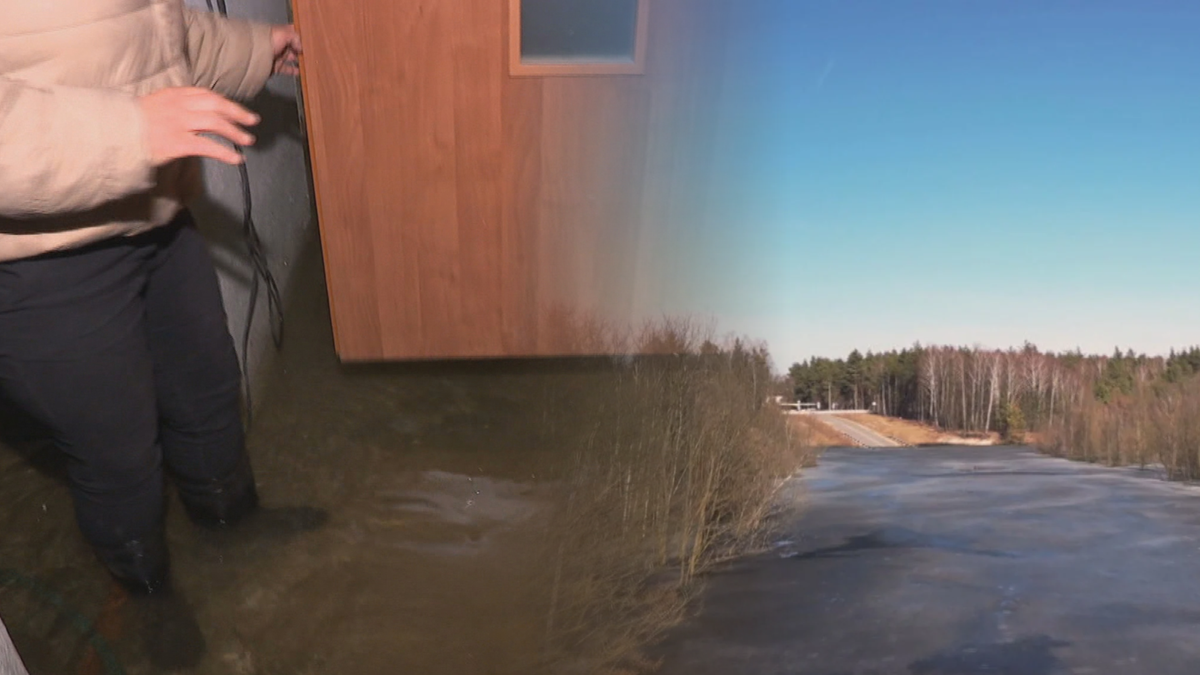 Osoba w gumowcach stojąca w zalanej piwnicy, obok część drewnianego mebla. Obok widok na oblodzoną drogę i las.