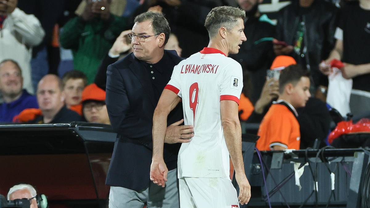 Dw&oacute;ch mężczyzn w strojach sportowych i garniturze rozmawia na tle publiczności.