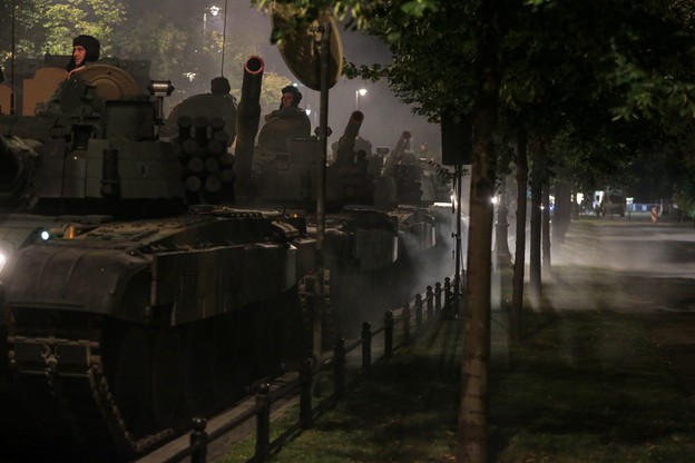 Nocna próba przed defiladą z okazji święta Wojska Polskiego