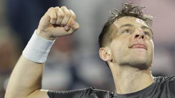 Portret tenisisty Daniiła Miedwiediewa z uniesioną zaciśniętą pięścią, wyrażającego radość po wygranej.