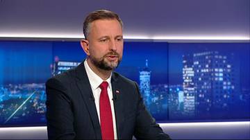 Władysław Kosiniak-Kamysz w garniturze i czerwonym krawacie podczas wywiadu w studio telewizyjnym.