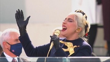 Lady Gaga zaśpiewała amerykański hymn. Wystąpiła też Jennifer Lopez