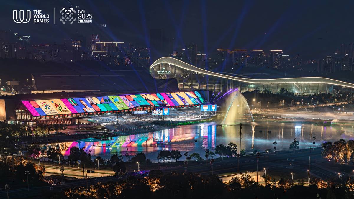 Widok nocny stadionu z kolorowymi iluminacjami i fontanną woda podczas ceremonii otwarcia The World Games 2025 w Chengdu.