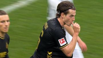 Piłkarz FC Koeln Jakub Kamiński w czarnej koszulce z numerem 5, świętuje strzelenie gola.