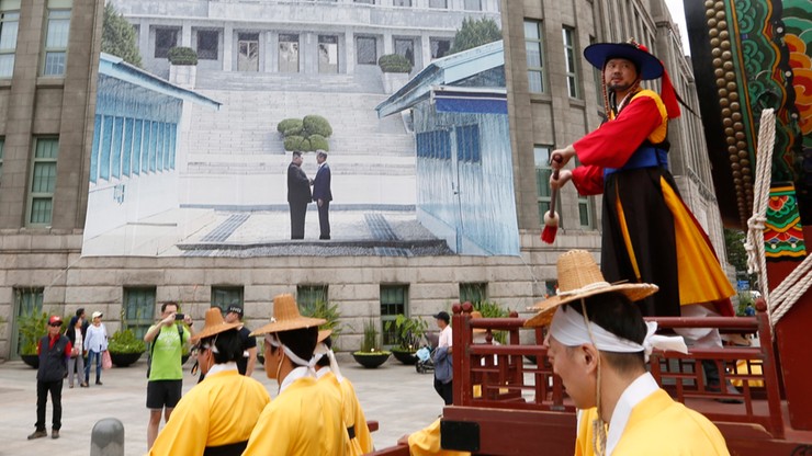 Spada poparcie prezydenta Korei Płd. przed spotkaniem z Kim Dzong Unem