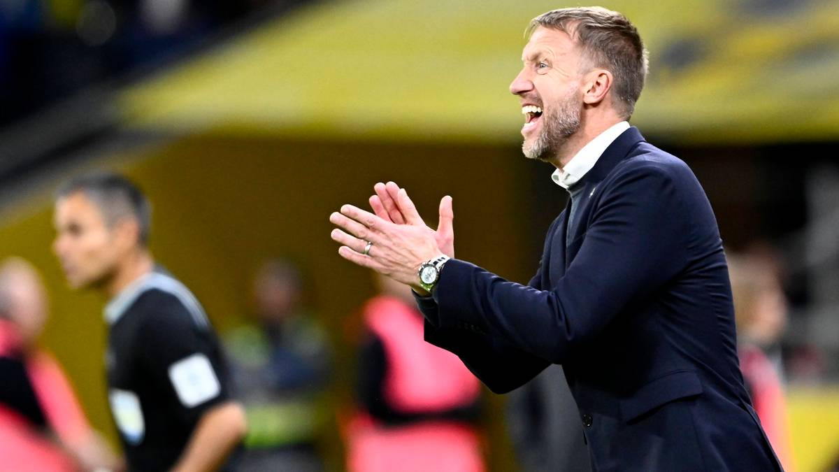 Trener piłkarski Graham Potter gestykuluje na boisku podczas meczu.