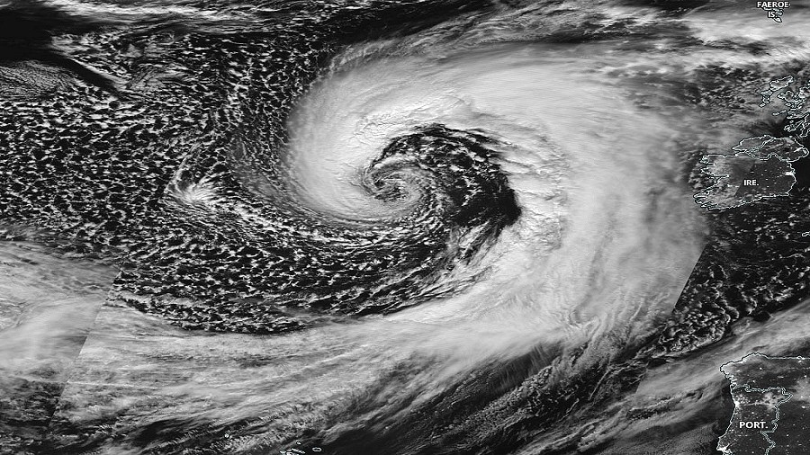 Zdjęcie satelitarne cyklonu Brendan nad Atlantykiem. Fot. NASA.