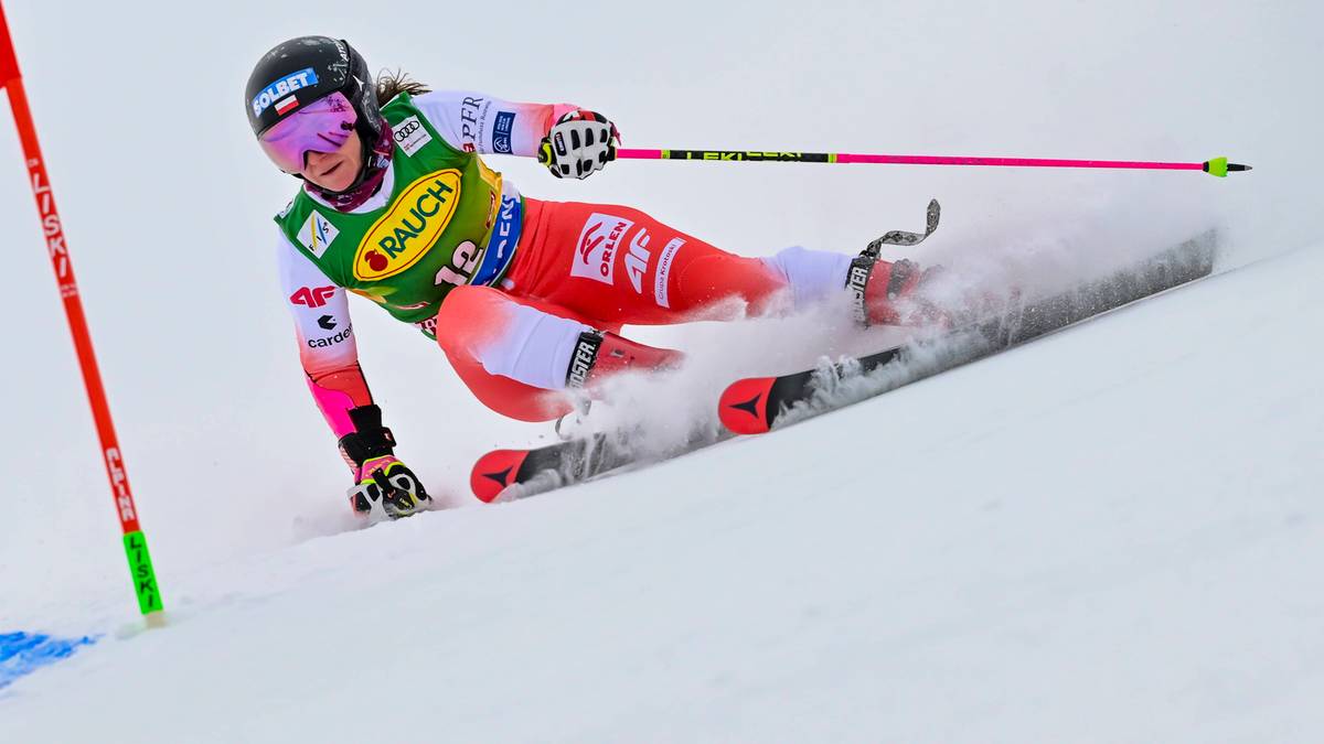 Narciarka alpejska Maryna Gąsienica-Daniel podczas zawod&oacute;w, zmagająca się ze stromym stokiem.